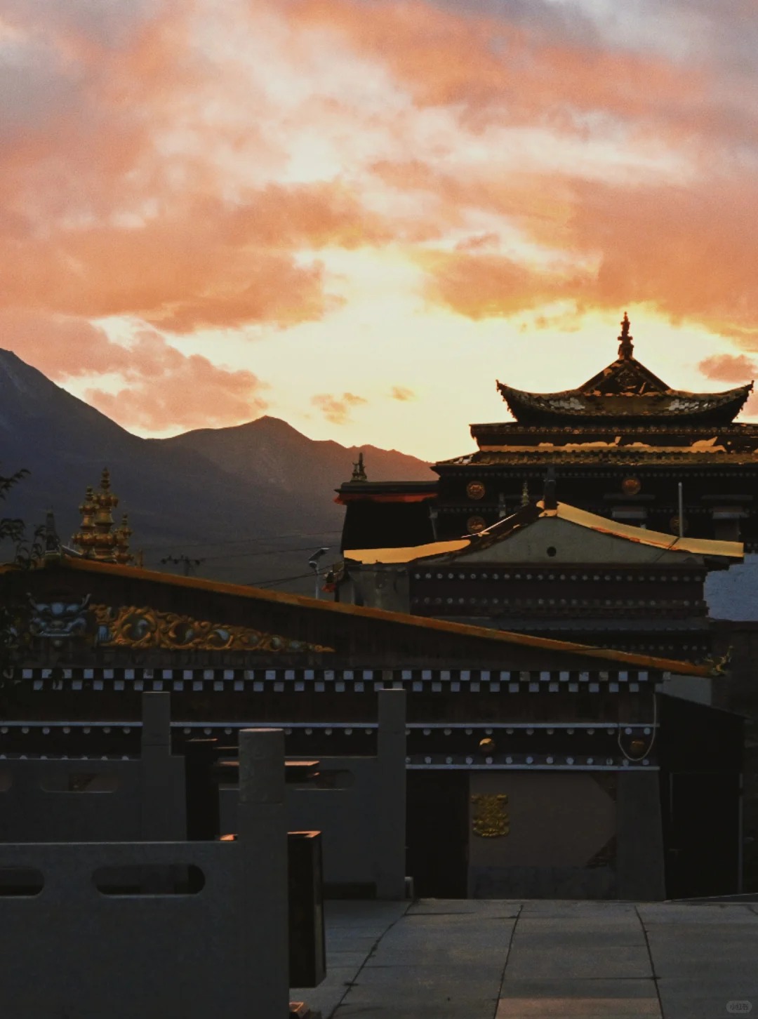 阿柔大寺平静哀伤的能量场_1_热爱暴雨吧_草原-祁连山-来自52tours 我爱旅游网